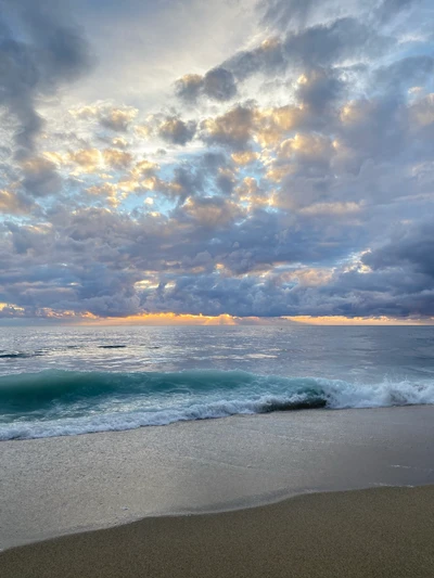 Plage Tranquille au Crépuscule: Un Paysage Océanique Serein