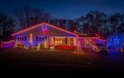 Ferme festivement illuminée prête pour les célébrations de Noël