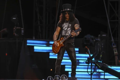 Guitarrista actuando en el escenario en un concierto de rock.