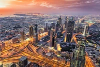 Vue aérienne époustouflante de la skyline de Dubaï au coucher du soleil