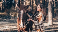 Conexión elegante: una mujer y su caballo en la naturaleza