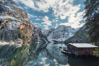 Dolomites Sereines : Un lac enneigé embrassé par des montagnes majestueuses