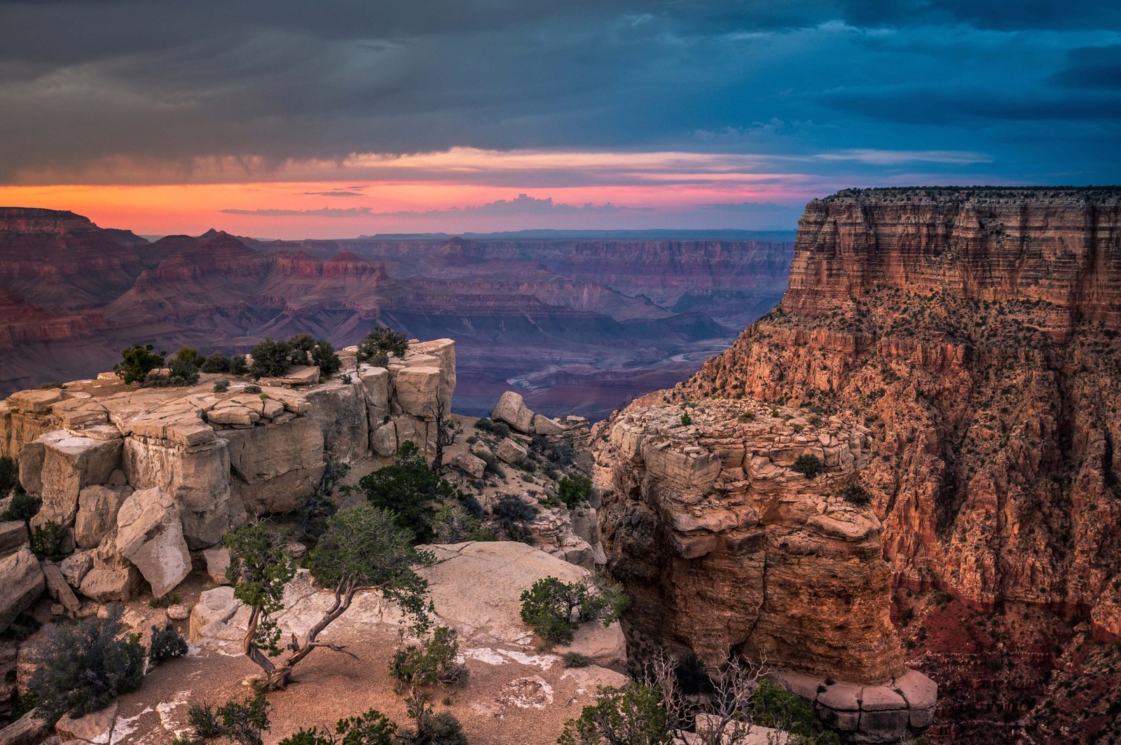 A view of the grand canyon at sunset from the rim of the grand canyon (grand canyon, grand canyon village, canyon, badlands, formation)