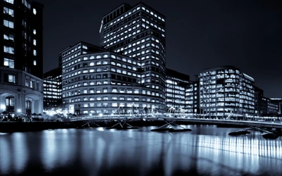 Métropole nocturne : Réflexions urbaines en noir et blanc