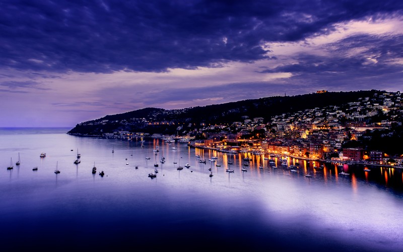 Вид на гавань с лодками на воде ночью (villefranche sur mer, франция, закат, фиолетовое небо, морской пейзаж)