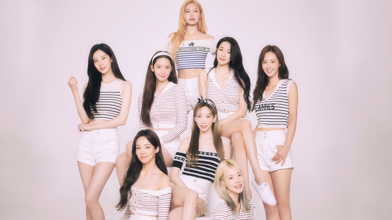 Группа женщин позирует для фотографии в бело-черной полосатой кофте (girls generation, kpop, snsd, сонёсидаэ, 소녀시대)