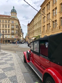 Klassisches Kompaktfahrzeug in einer charmanten Stadtstraße