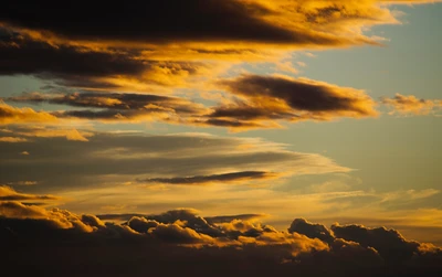 Lueur dorée : Un ciel du soir serein avec des nuages cumulus