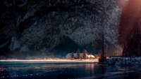 Maison d'hiver sereine au bord du lac au milieu des montagnes enneigées