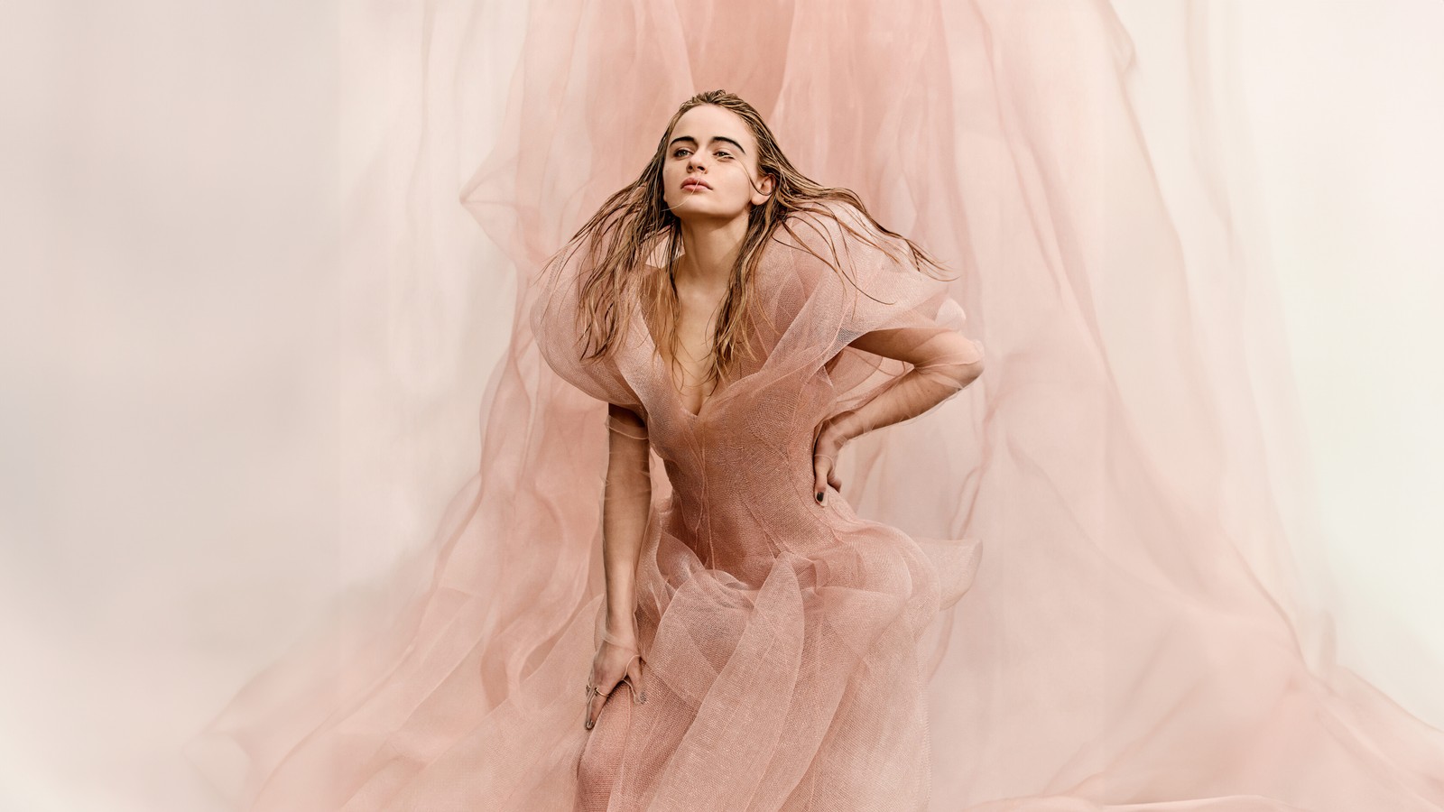 Une femme en robe rose pose pour une photo (joey king, fond pêche, 5k, 2024, gens)