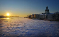 Wintersonne über gefrorenem Fluss mit Reflexionen und historischer Architektur