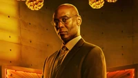 Lance Reddick como Caronte en el póster de John Wick: Capítulo 4