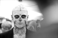 Retrato en blanco y negro de un zombie tatuado con gafas en Montreal