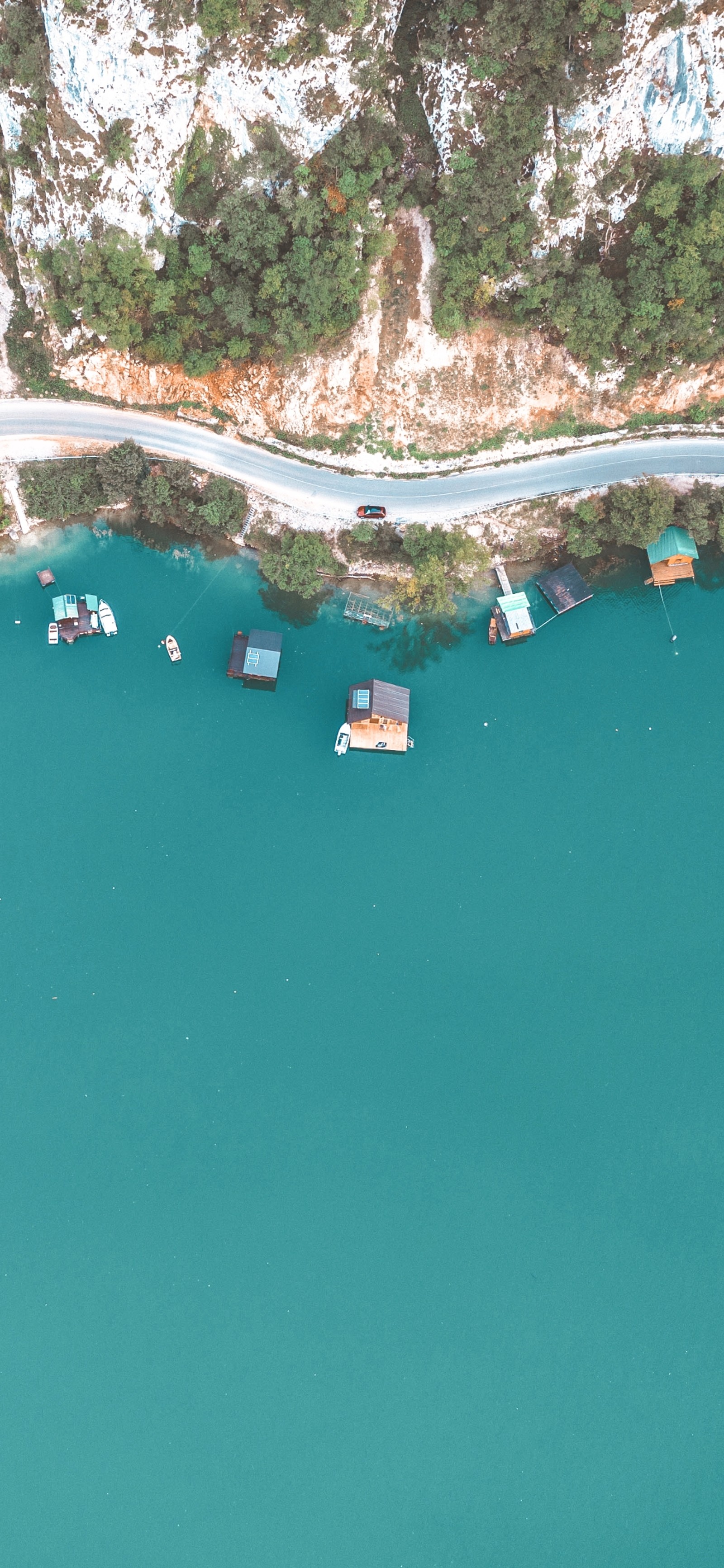 Vista aérea de un grupo de barcos flotando en un cuerpo de agua (mar, agua, barco, recursos hídricos, azul celeste)