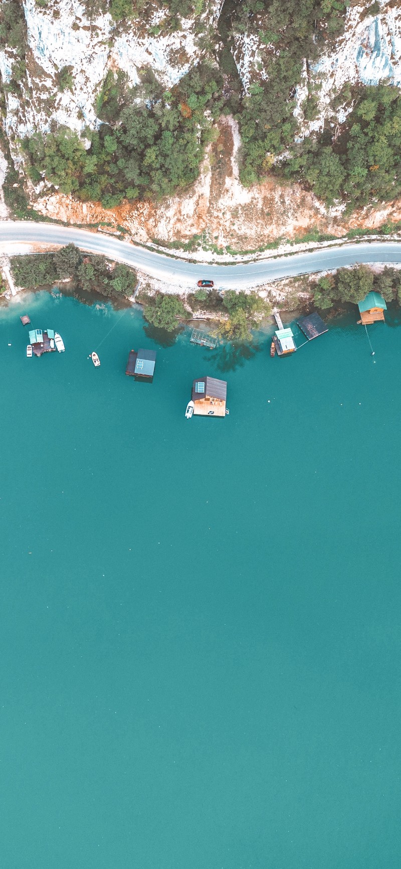 Аэрофотосъемка группы лодок, плавающих в водоеме (море, вода, лодка, водные ресурсы, лазурный)