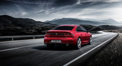 Peugeot Fastback rouge élégant sur une route de montagne dynamique