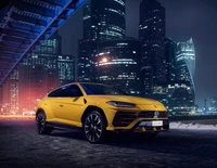 Lamborghini Urus 2021 em Paisagem Noturna Urbana