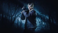 Leon S. Kennedy em uma floresta escura e atmosférica de Resident Evil 4, pronto para a ação com sua arma de fogo.