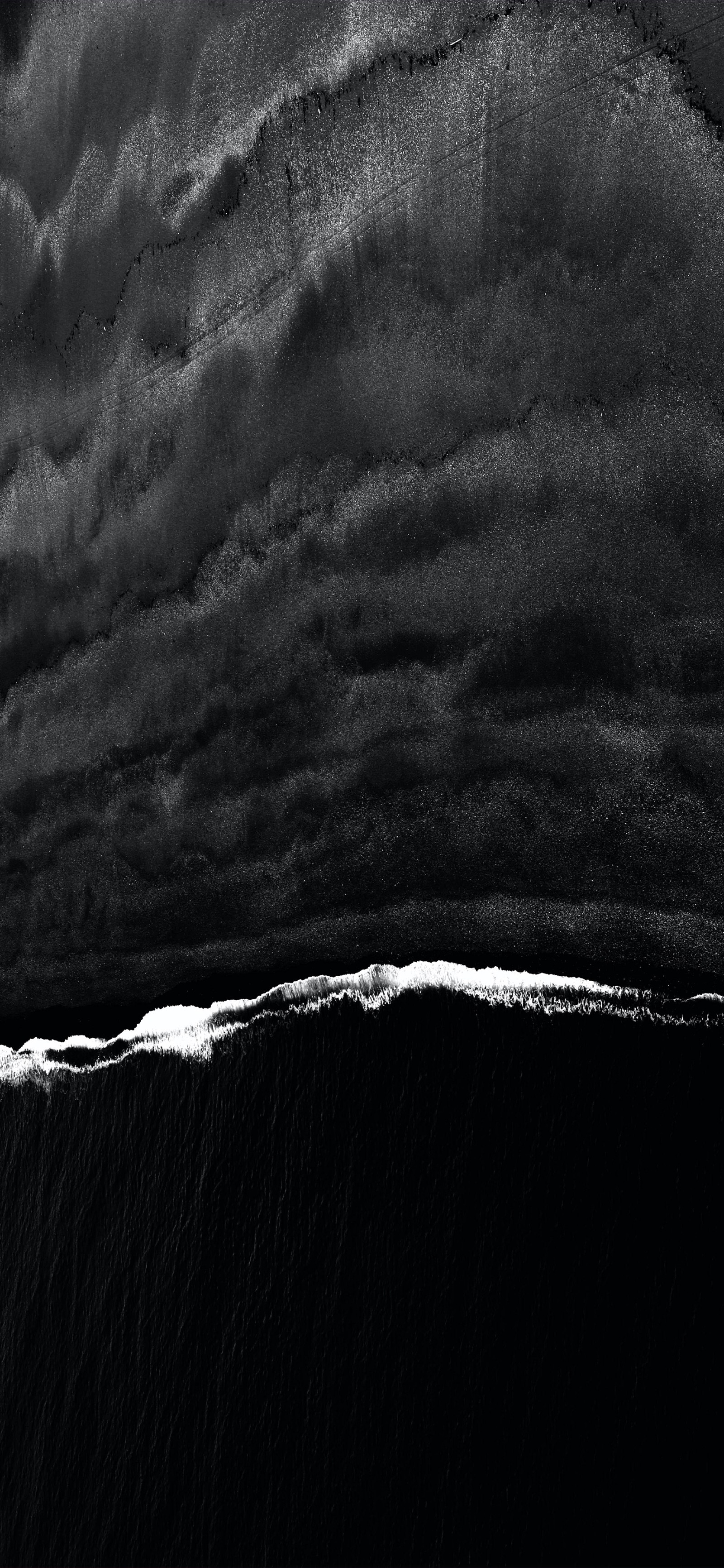 Vista borrosa de una persona en una tabla de surf en el océano (nube, agua, gris, madera, neumático de automóvil)