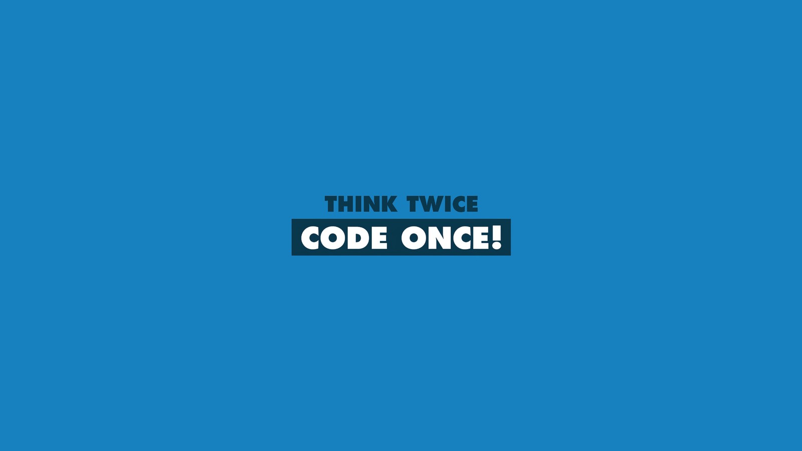 Nahaufnahme eines blauen hintergrunds mit einem text, der sagt: denke zweimal, code einmal (coder, beliebte zitate, blauer hintergrund, minimalistisch, zitate)