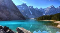 Lago de montanha tranquilo cercado por picos majestosos