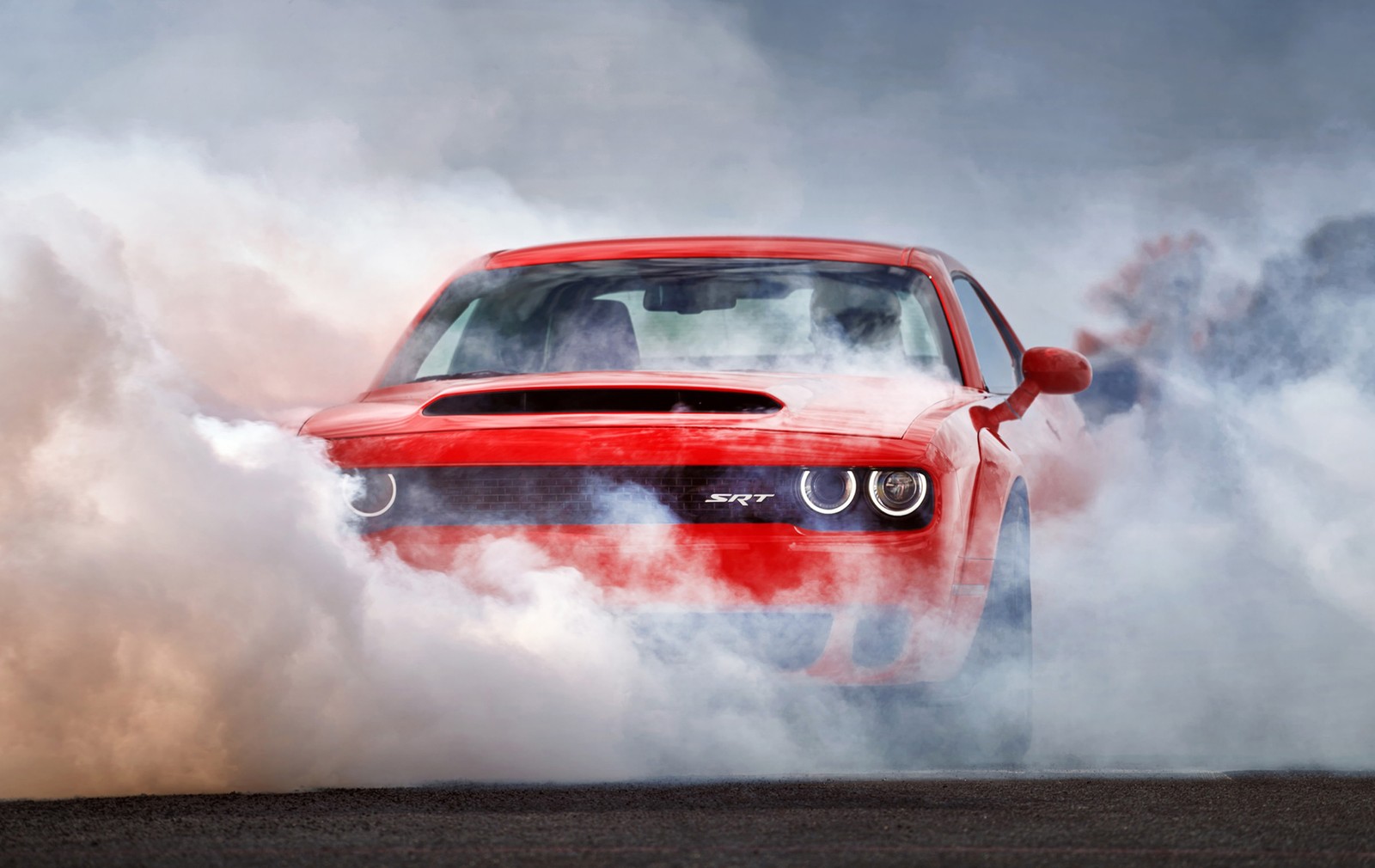 Un gros plan d'une voiture rouge avec de la fumée qui en sort (dodge, voiture, voiture de sport, drifting, sport automobile)