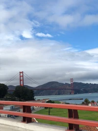 Ponte Golden Gate sob um céu nublado