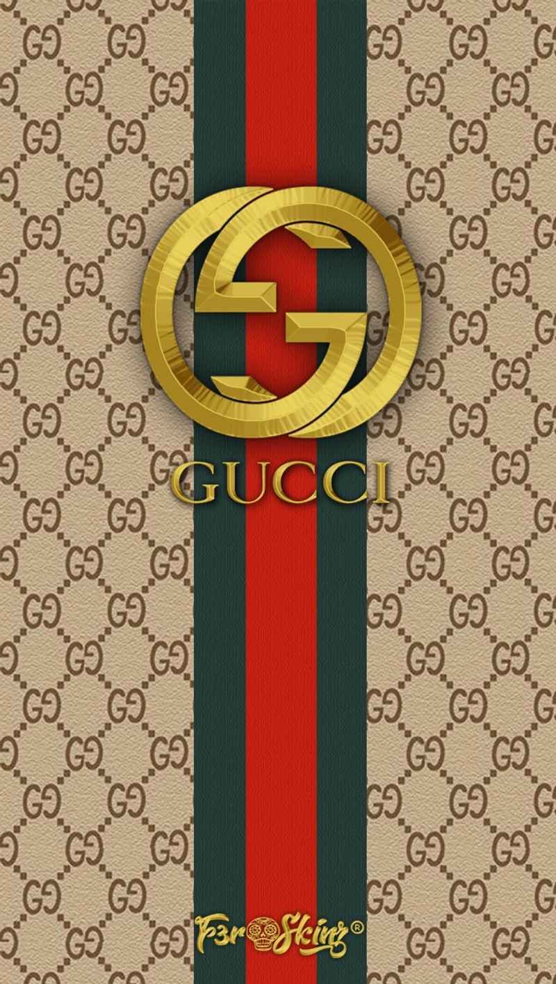 Близкий план золотого логотипа gucci на бежевом и зеленом полосатом фоне (логотип, логотипы, марка, марки)