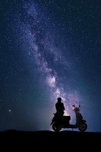 Solo bajo un cielo estrellado: La noche de un motociclista