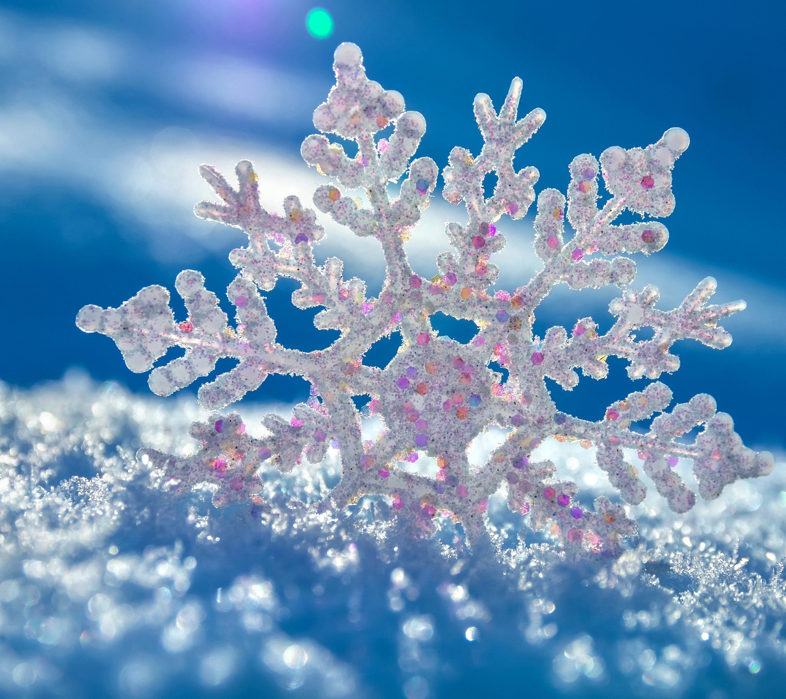 Copos de nieve sobre un suelo cubierto de nieve (hielo, temporada, nieve, copo de nieve, invierno)