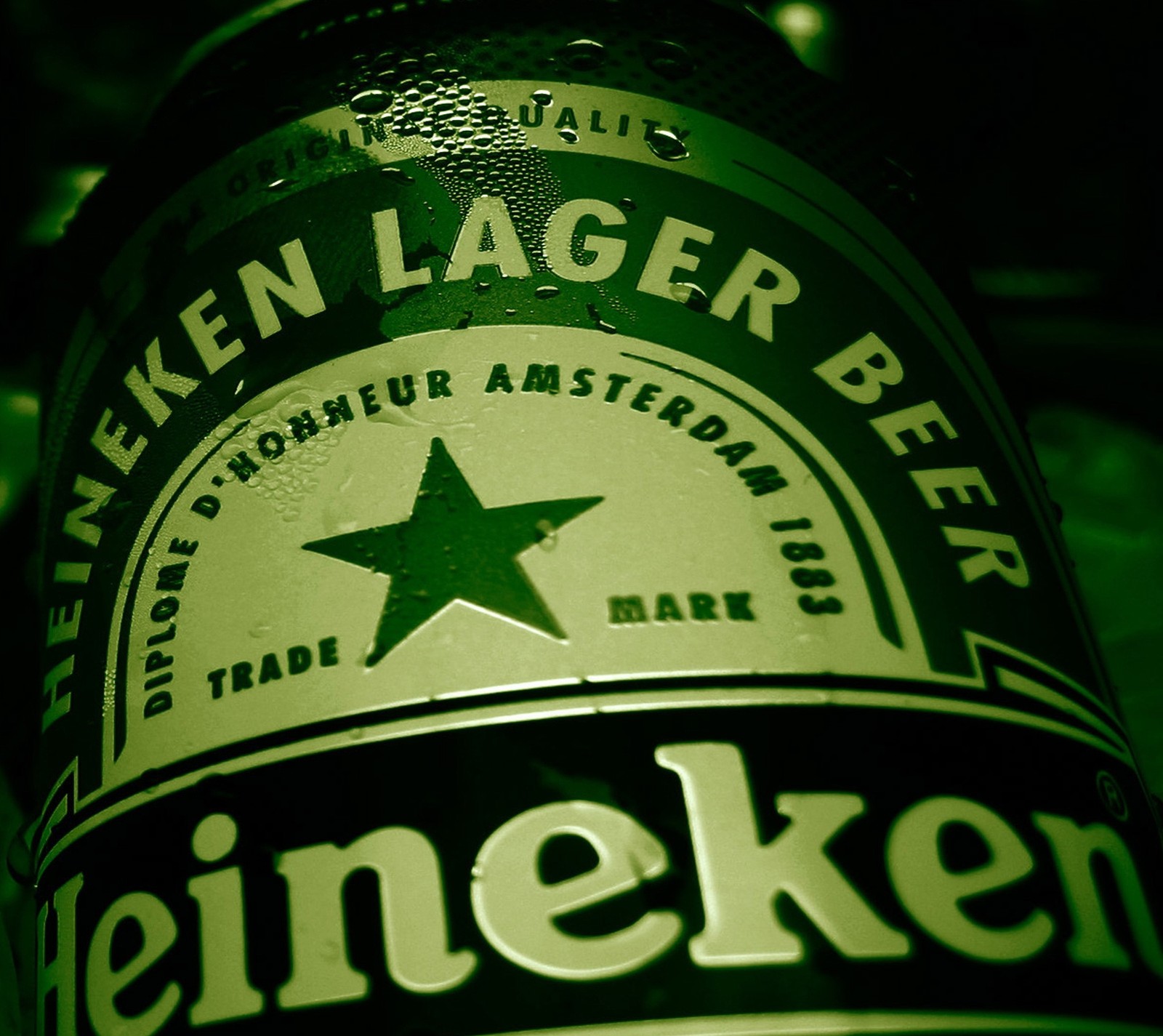 Un primer plano de una botella de cerveza con una estrella en ella (cerveza, heineken)