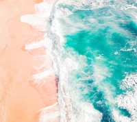 Des vagues turquoise caressant doucement une plage de sable