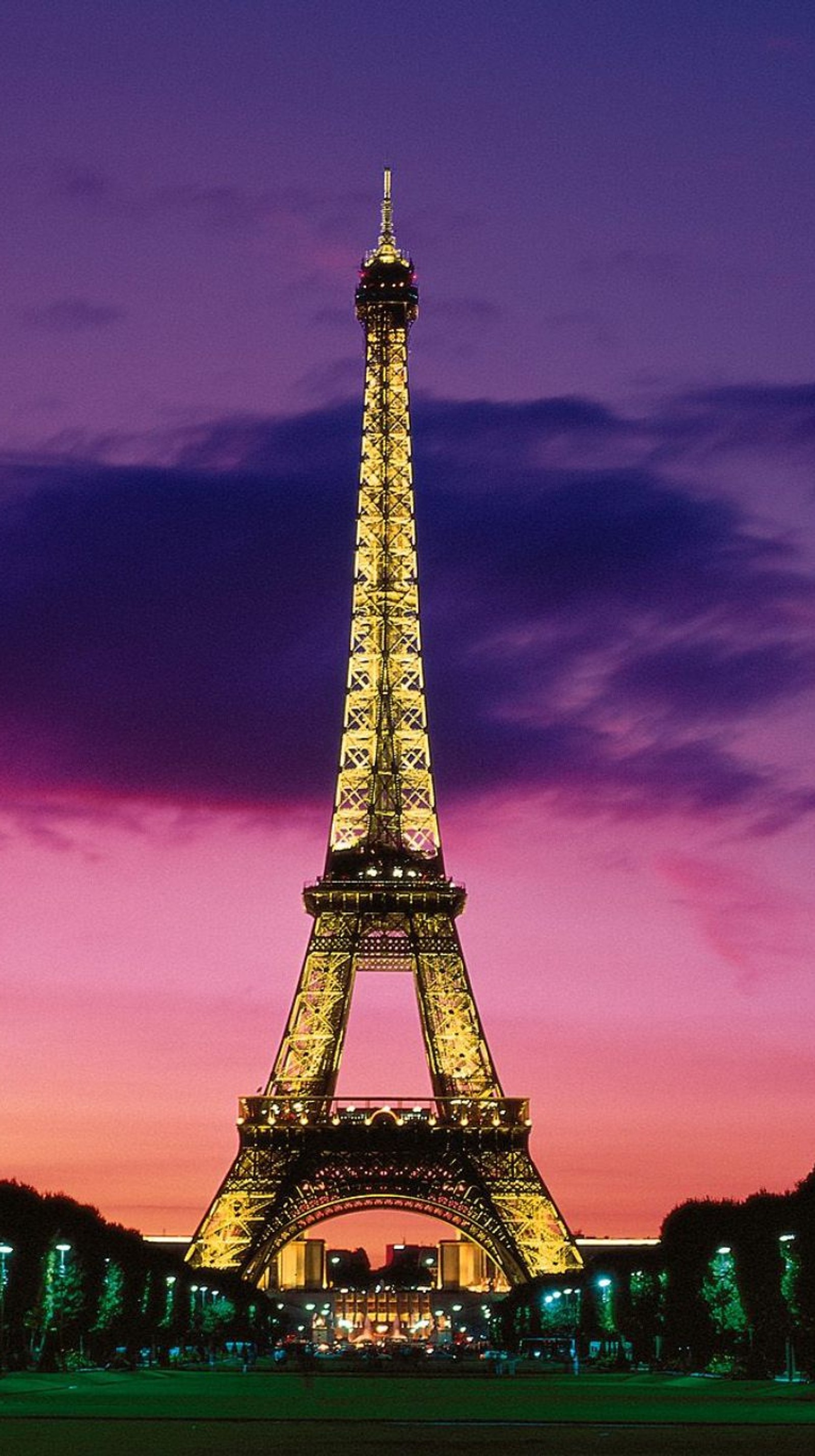 Uma vista aérea da torre eiffel à noite com um céu rosa (noite, romântico, torre)