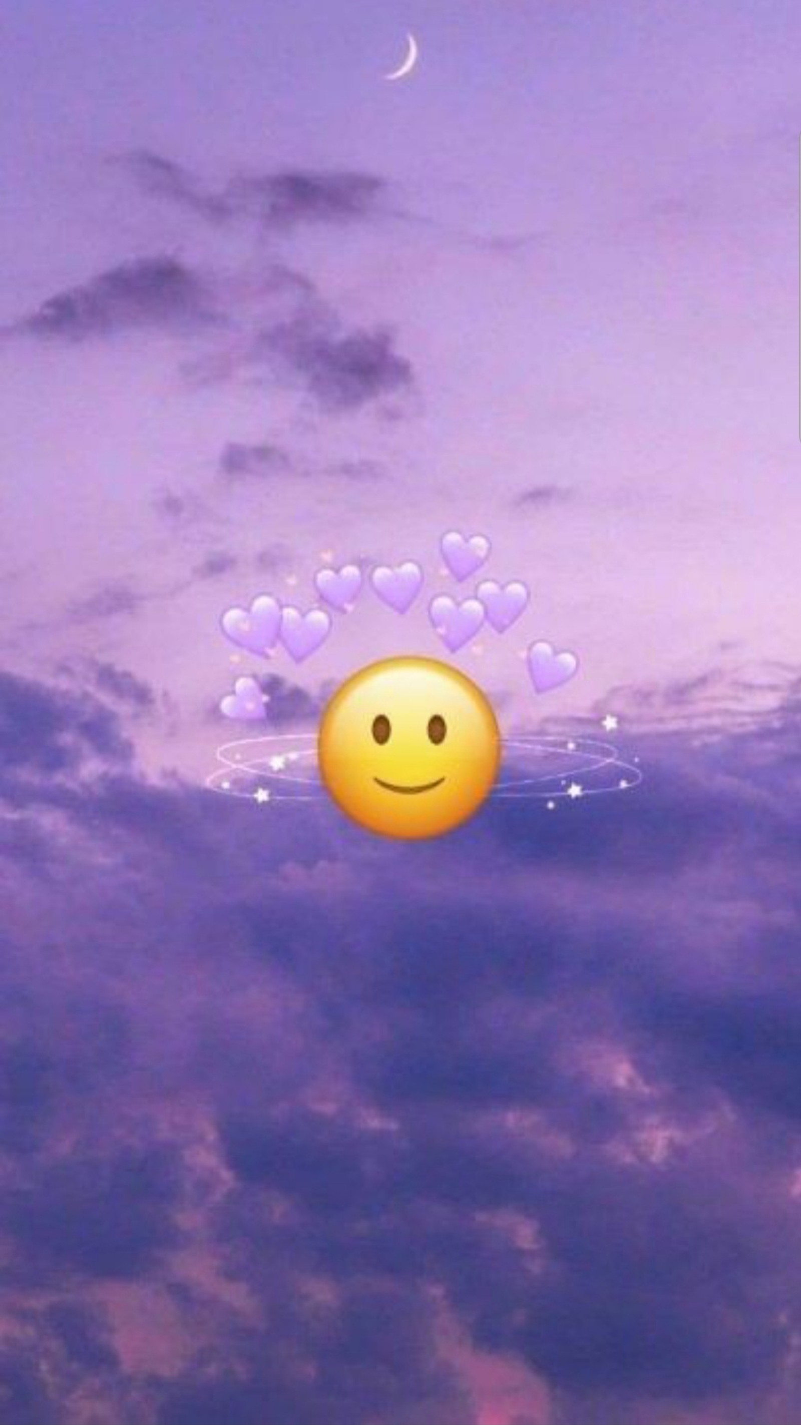 Céu roxo com um rosto sorridente e corações flutuando no ar (fofo, emoji)