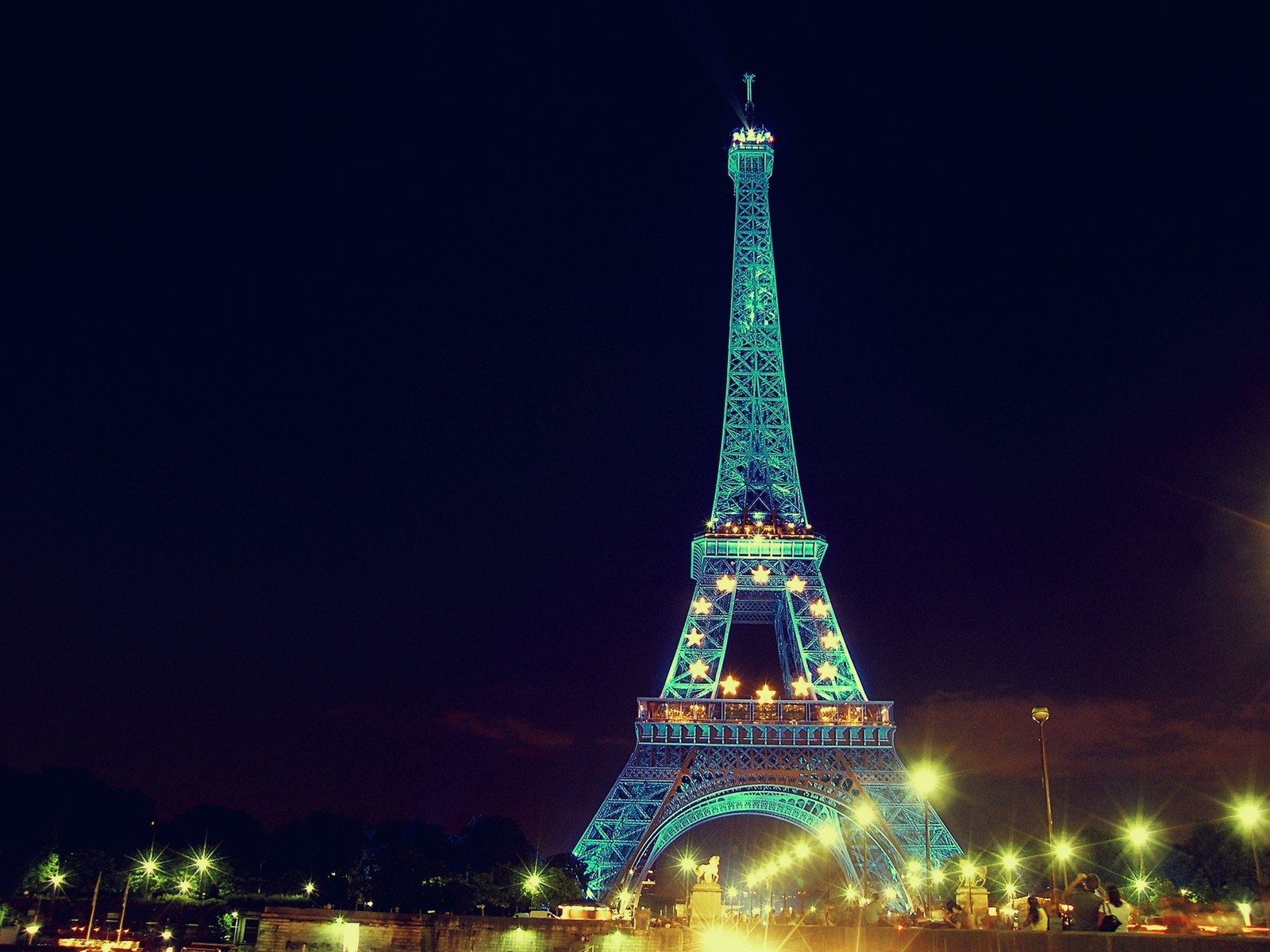 Vista aérea da torre eiffel iluminada à noite (effil tower, paris, torre)