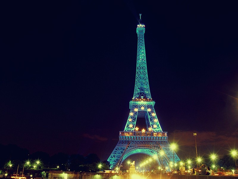 Воздушный вид на эйфелеву башню, освещенную ночью (effil tower, париж, paris, башня)