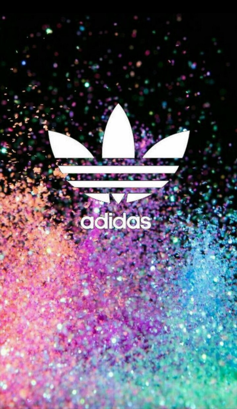 Близкий план цветного фона с белым логотипом adidas (бренды, блестки, логотип, радуга, сверкание)