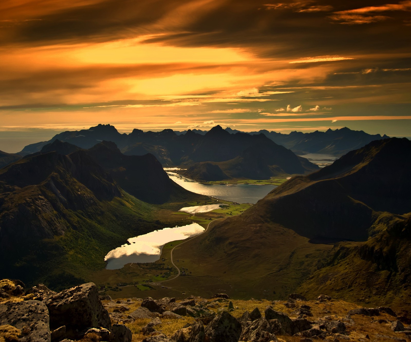 Montanhas com um lago e algumas nuvens ao longe (bonito, paisagem, natureza, flúmen, por do sol)