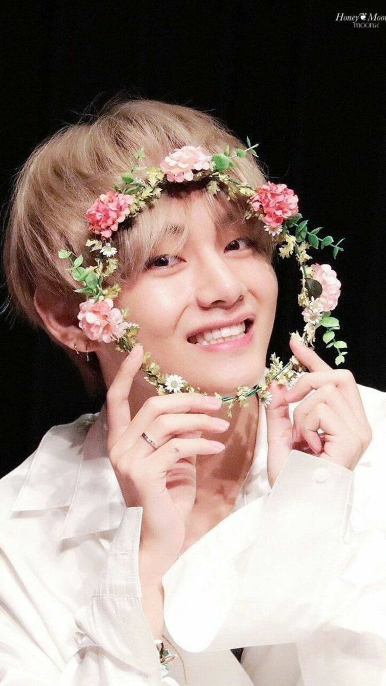 Eine nahaufnahme einer person, die einen blumenkranz auf dem kopf hält (taehyung, bts, btsv)