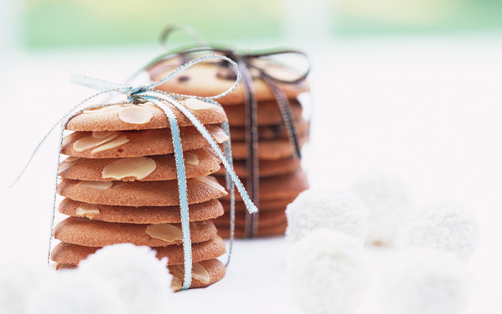 Il y a un tas de biscuits attachés sur une table (cookie aux pépites de chocolat, glaçage, biscuit aux amandes, pain dépice, lebkuchen)