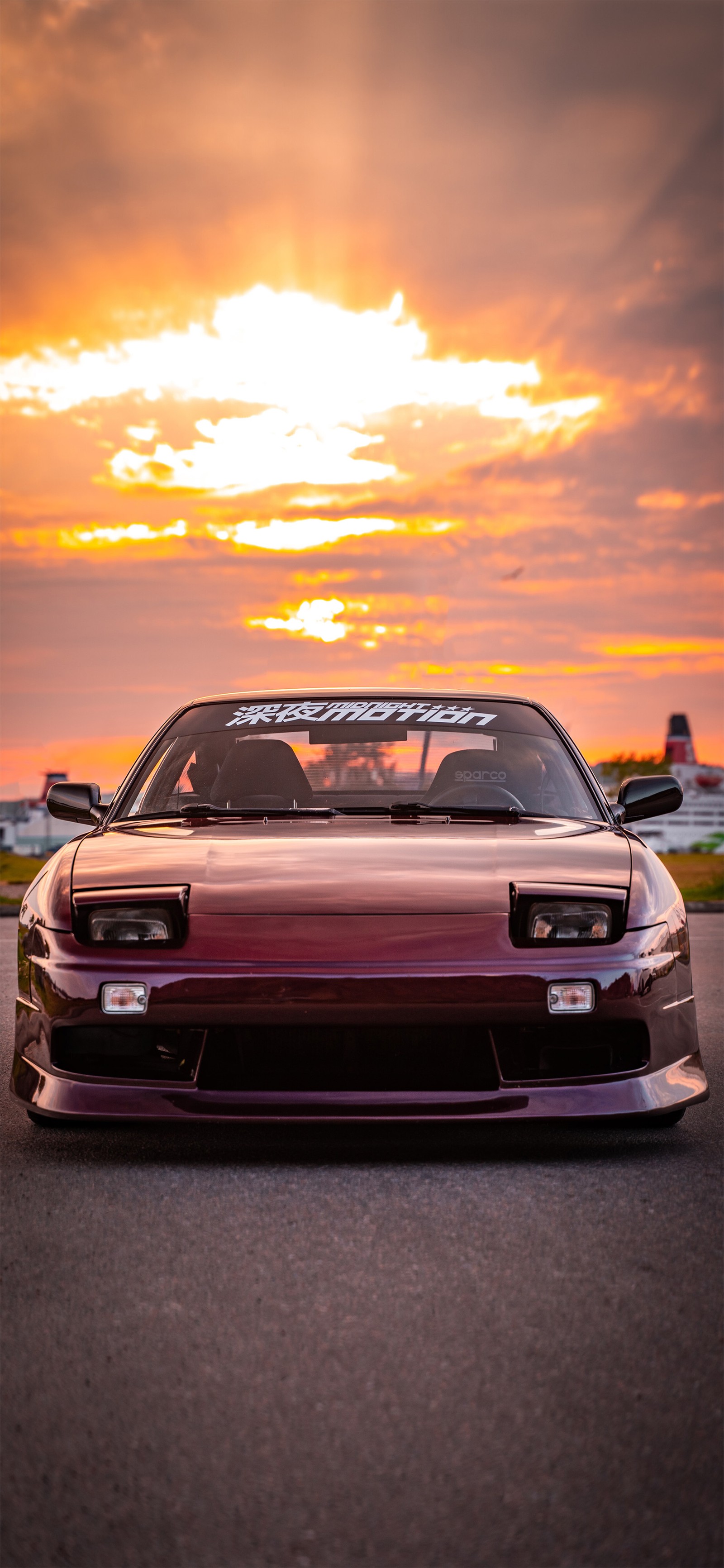 Un coche estacionado en la carretera con un atardecer de fondo (coches, nissan 180sx, mazda rx 7, toyota supra, nissan skyline gt r)