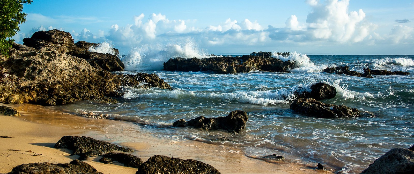 Hay una gran ola rompiendo en las rocas de la playa (mar, costa, cala, nube, agua)