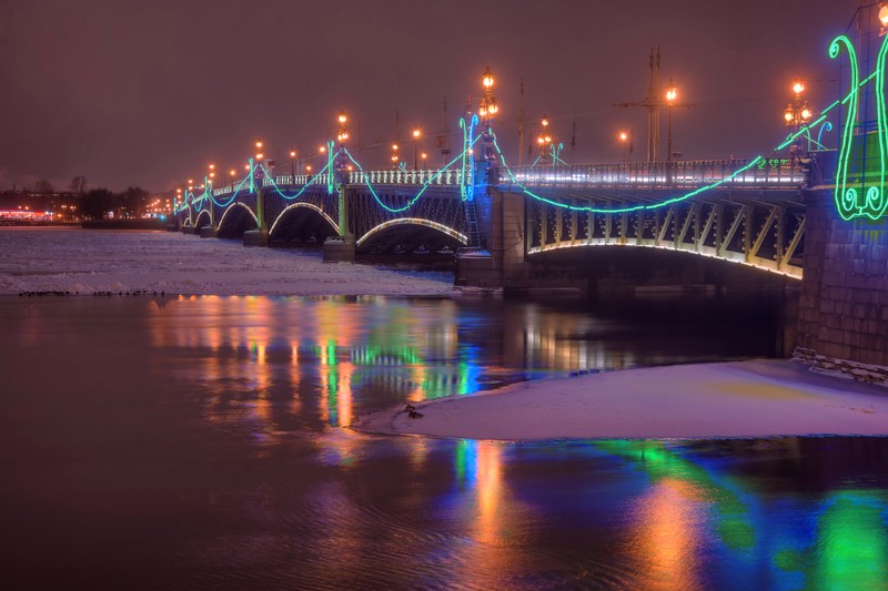 Арафед мост с огнями, отражающимися в воде ночью (мост, ночь, вода, достопримечательность, свет)