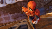 Spider-Man escalando un rascacielos en un vibrante entorno de mundo abierto, mostrando gráficos impresionantes de Insomniac Games en PlayStation 4.