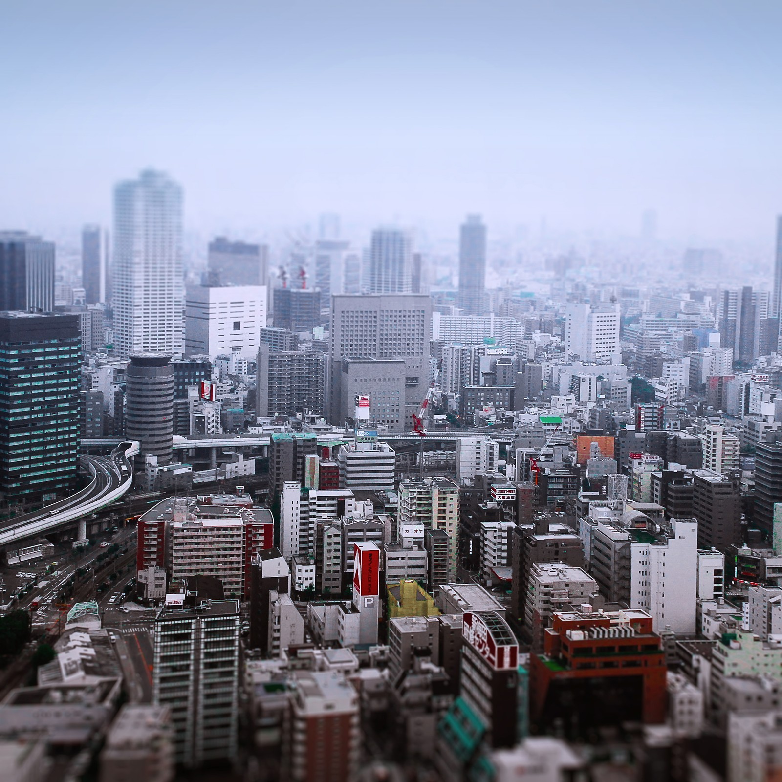 Vista aérea de una ciudad con muchos edificios altos (osaka, edificio, rascacielos, día, propiedad)