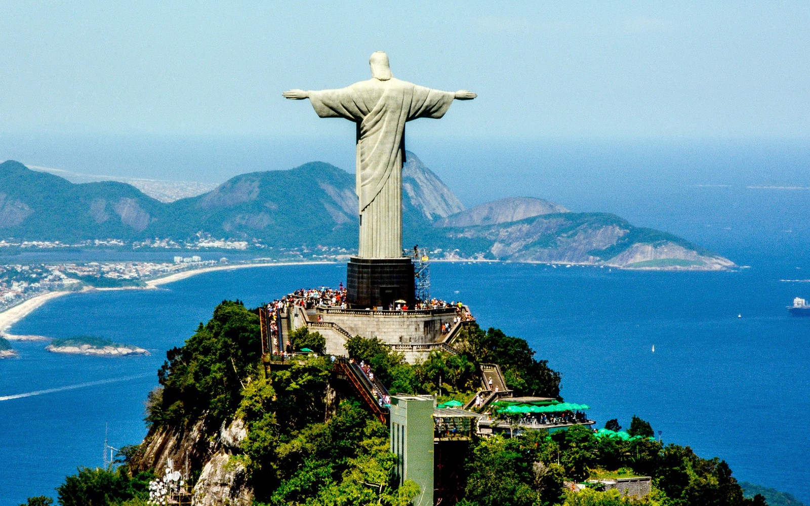 Estatua arafed de cristo que observa el océano y las montañas (nuevas 7 maravillas del mundo, atracción turística, escultura, agua, montaña)