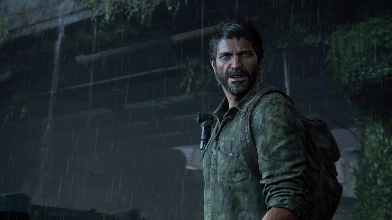 Мужчина с рюкзаком стоит под дождем в темноте (джоэл, joel, the last of us part 1 ремейк, the last of us part 1 remake, видеоигра)