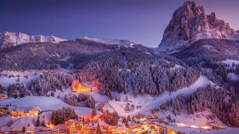 Вид на деревню в горах с горой на заднем плане (доломиты, dolomites, лыжи, гора, снег)