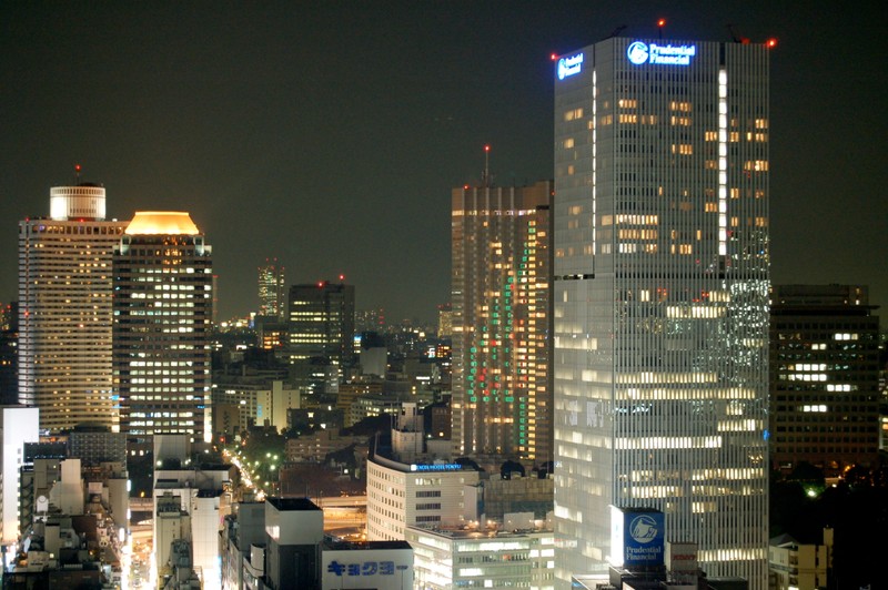 Ночной вид города с высокими зданиями и часовой башней (токио, tokyo, город, городской пейзаж, метрополия)