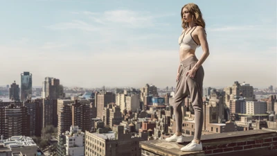 Gigi Hadid exibe roupas ativas da Reebok contra um horizonte da cidade